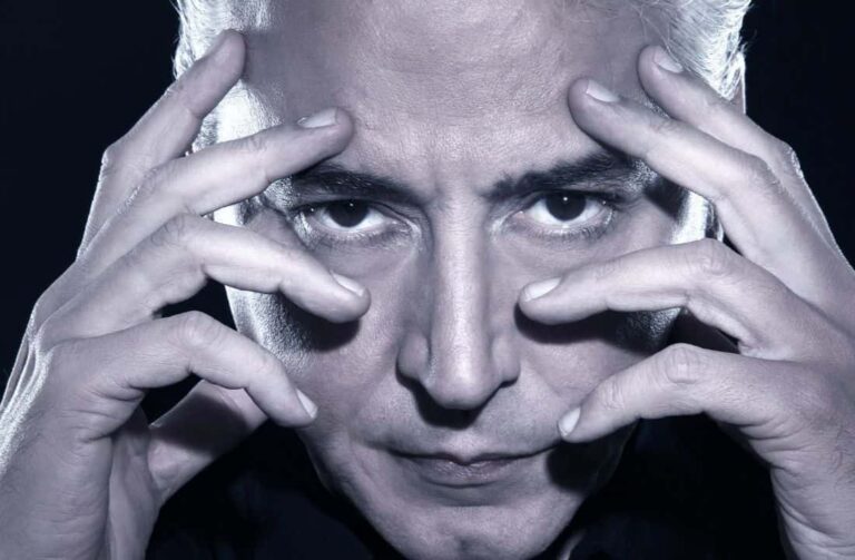 Anthony Blake Mucho más de cerca