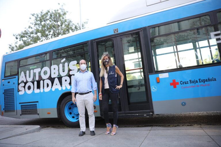 La ilusión y los juguetes de los niños viaja en autobús