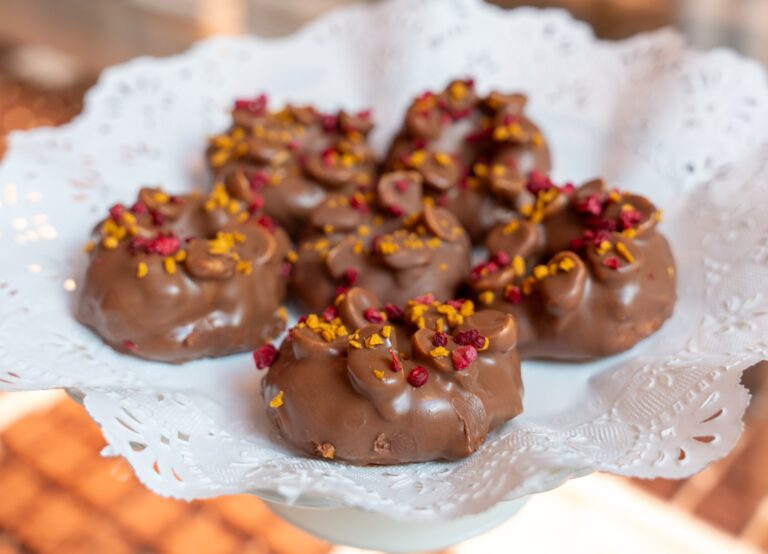 Las pastelerías centenarias de Madrid elaboran rosquillas infantiles por San Isidro