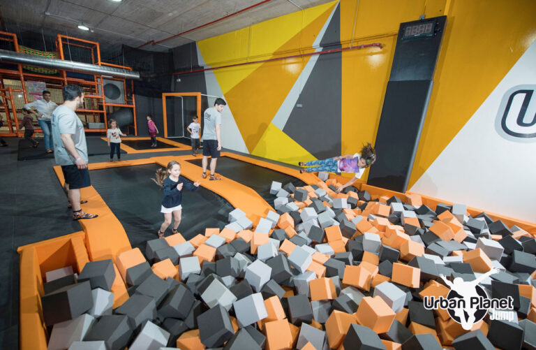 Niños saltando en camas elásticas en Urban Planet Sambil Outlet Leganés