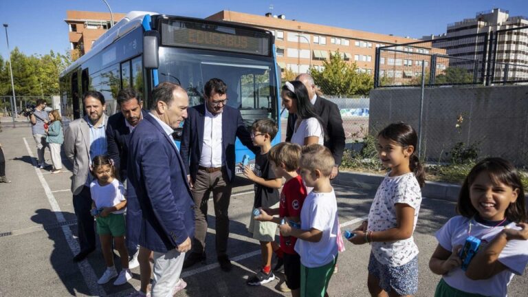 Presentación del Educabús en un colegio madrileño con escolares y autoridades.