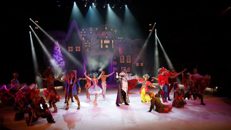Espectáculo navideño en el Teatro Circo Price con artistas en escena bajo luces de colores.