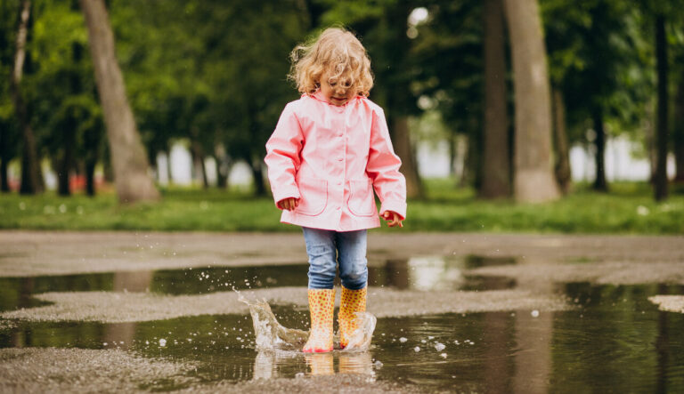 Niña disfrutando de la lluvia