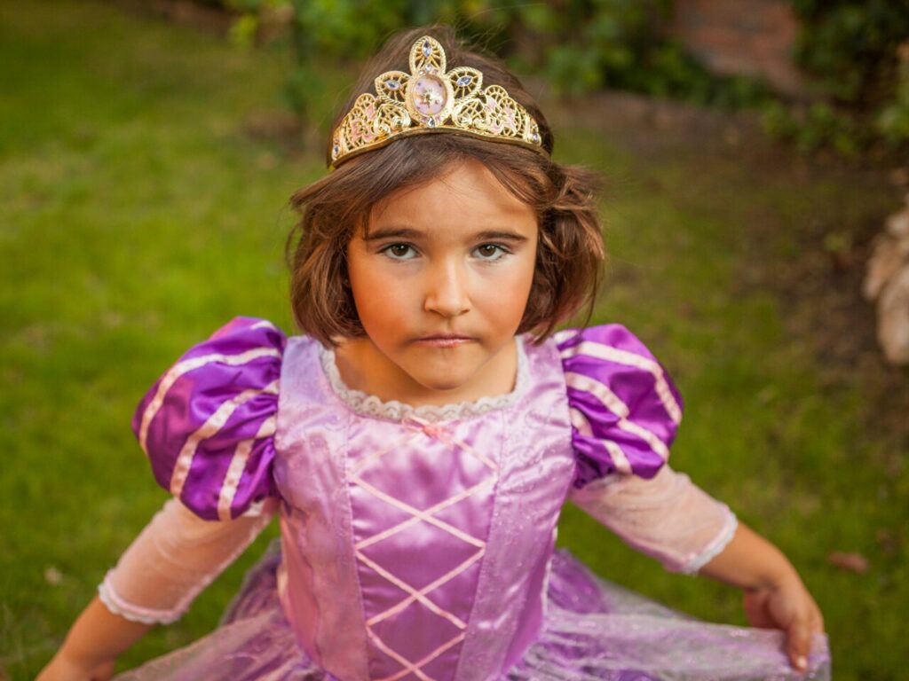Niña disfrazada de Rapunzel