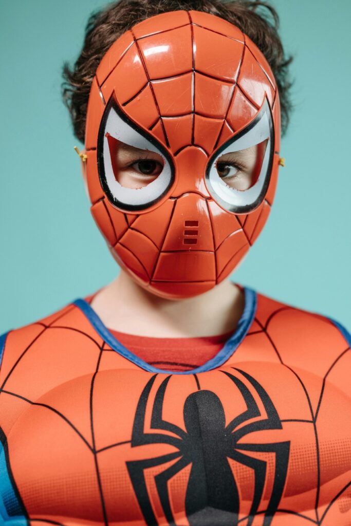 Niño disfrazado de Spider-Man