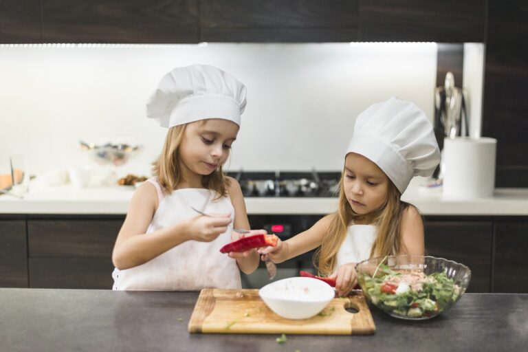 Niñas haciendo receta